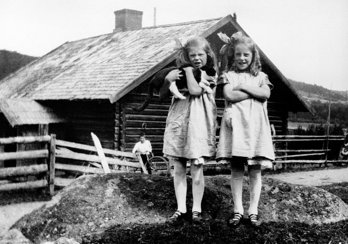 Anno Domkirkeodden, Olaug Strandli med katt, Elinor Strandli, Oslo. Alf Prøysens søskenbarn, Olaf Evensen i bakgrunn. Prøysenstua, Ringsaker.