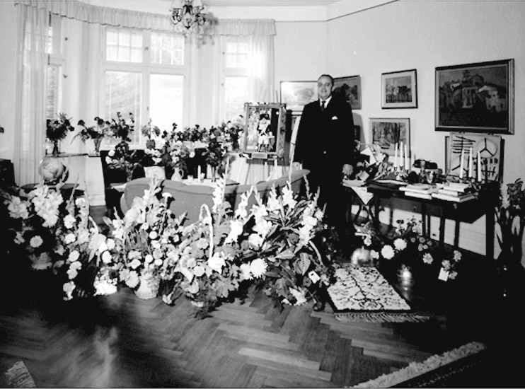 Knut Borg, Rumsinteriör, en man. Gunnar Ståhl på födelsedagen.