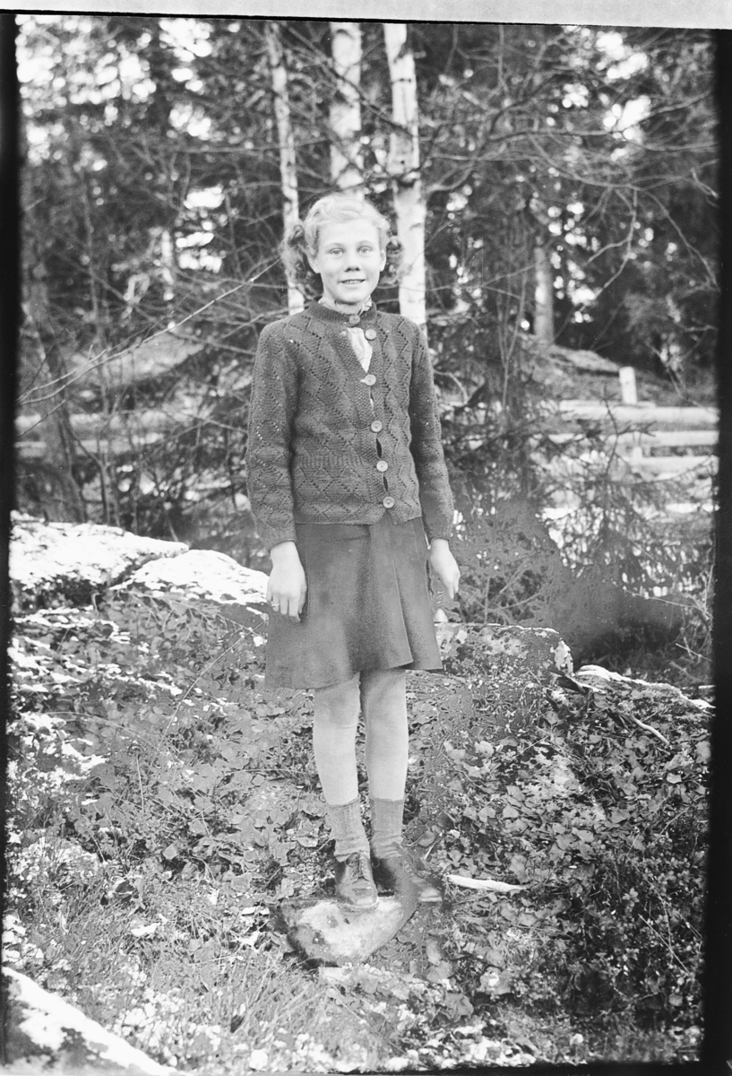 Håkon Prestkværn, Ukjent jente i skogen. Fotokonvolutt mrk. "Jarle Olsen okt. 1948"