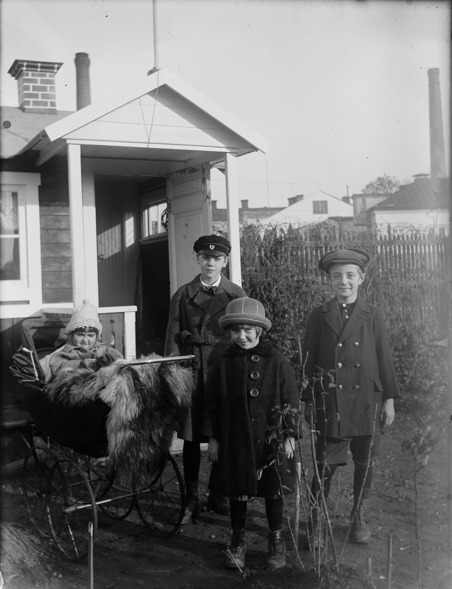 St Joseph, Kalle, Rolf, Inga-Britt and Ella ärnström at the family colony, the present Luthagsstrand, Luthagen, Uppsala, probably 1924