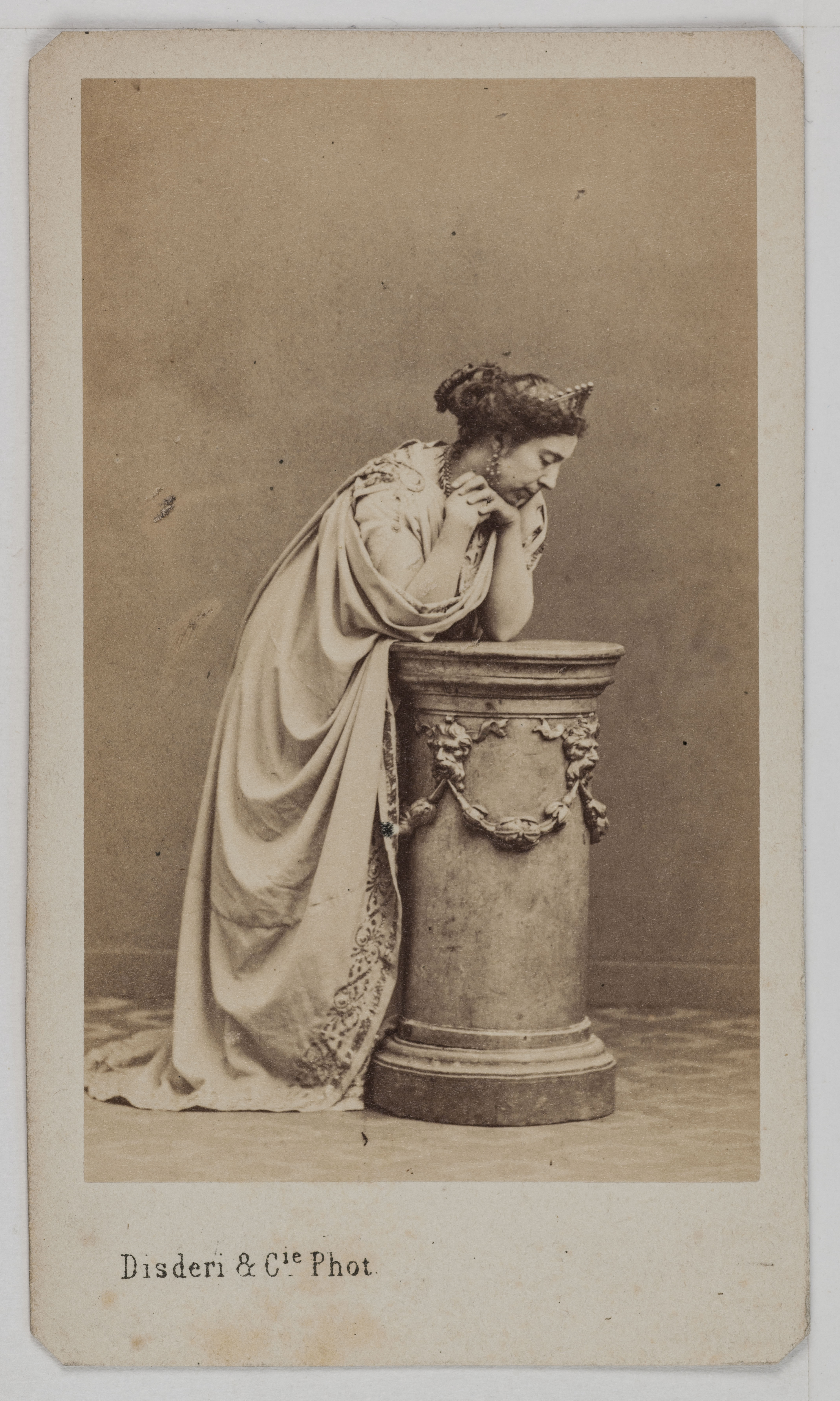 Disderi & Cie, Portrait de Pauline Viardot (née Pauline Garcia, 1821-1910), mezzo-soprano et compositrice, dans le rôle d'Eurydice dans l'Orphée de Gluck.