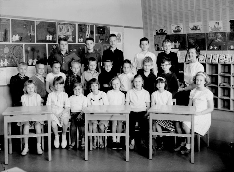 Sven Lindskog, Vasaskolan, klassrumsinteriör, 22 skolbarn med lärarinna fru Inga Saverstam. Klass 3x, sal 13.