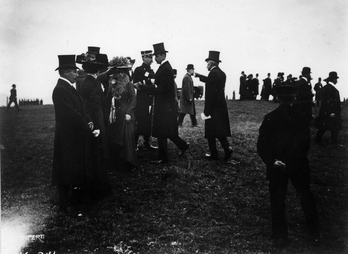 Hermann Christian Neupert, Etterstad? Oslo 1908? Fra kapprittstevne. Til stede kong Haakon og dronning Maud. Publikum.