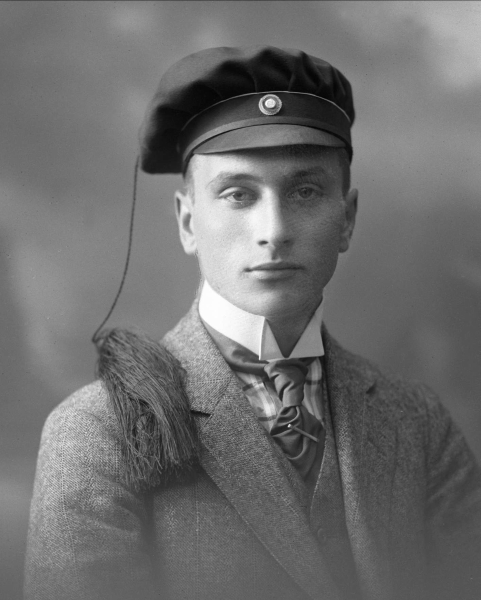 Gustav Borgen, Portrett, mann med studentlue. Rolf Bache.