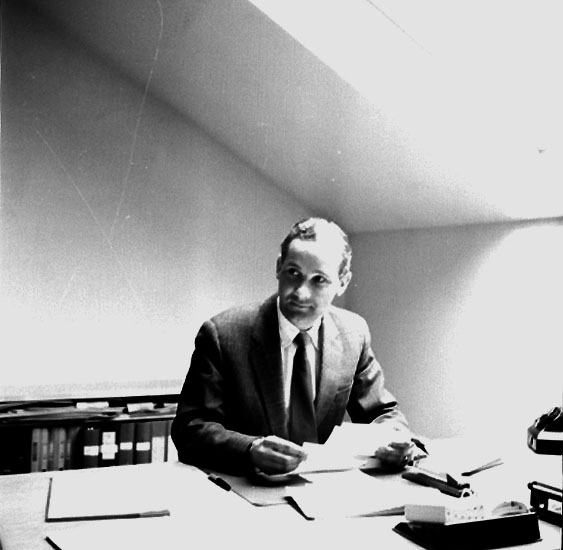 Knut Borg, Interior of Ateljé, a man (one of the country’s most modern studios). Sedell Reklam AB, Storgatan 47, Örebro.