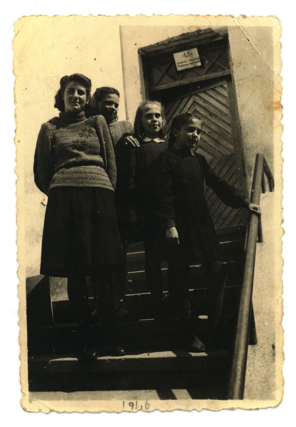 Nežinomas fotografas, Raudondvario mokyklos moksleivės