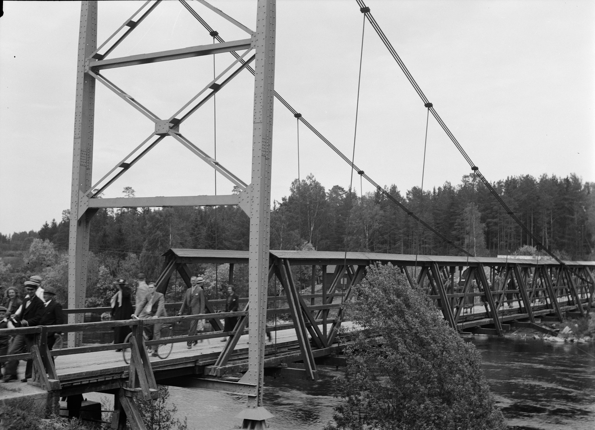 Paul Sandberg, Medlemmar ur Upplands fornminnesförening och Naturskyddsföreningen promenerar på den s.k. Prästgårdsbron över Dalälven, Älvkarleby