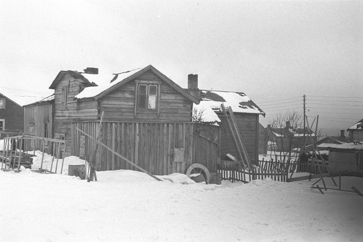 Ola Hanche-Olsen, Gjenreisning. Gamle hus i Vadsø. Påske 1947.