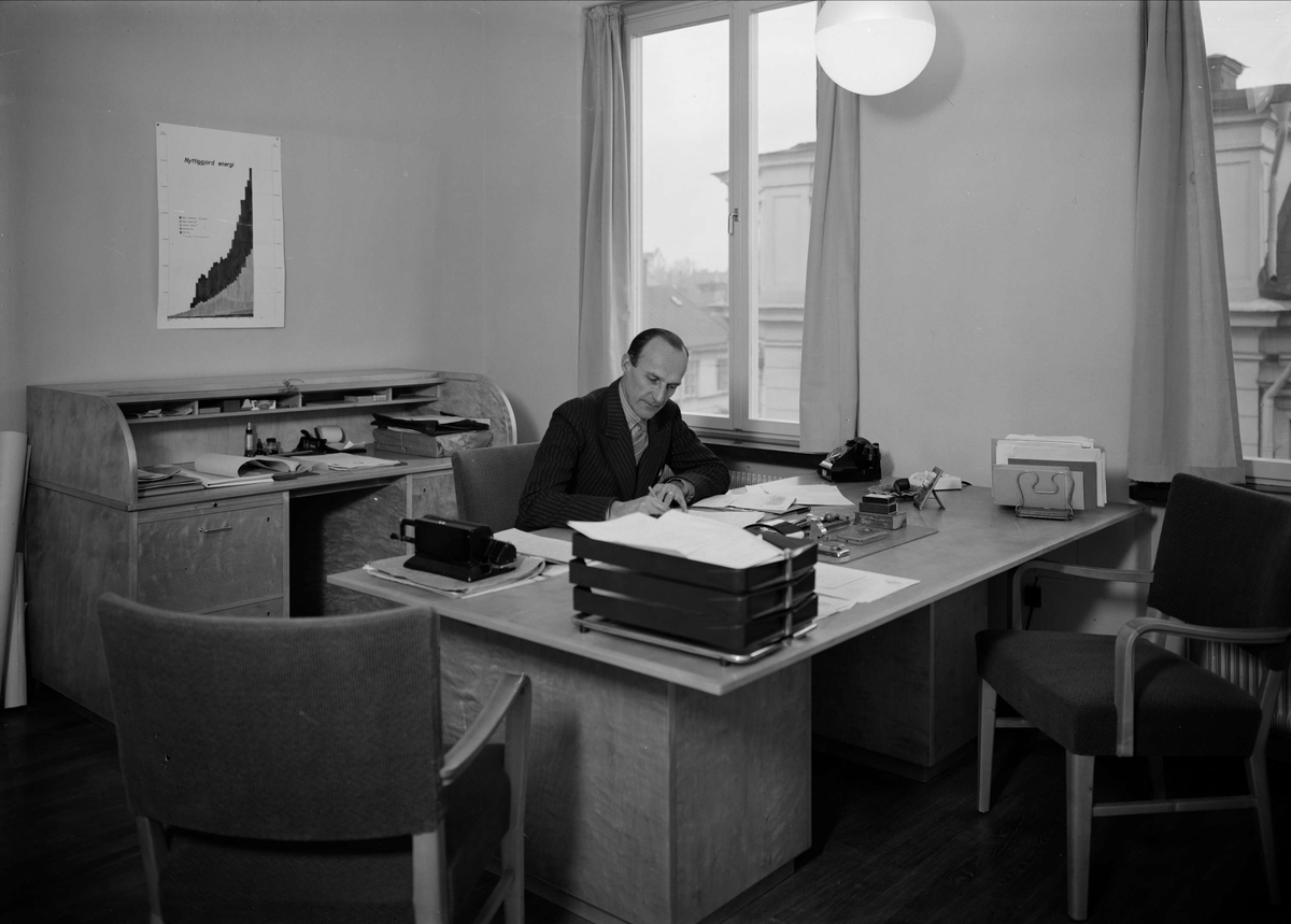 Paul Sandberg, "Nya administrationsbyggnaden för gas- och elverken", ingenjör Ossian Lidforss i sitt nya chefskontor, Uppsala 1942