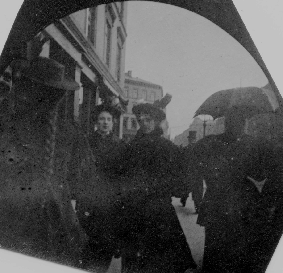Fredrik Carl Mülertz Størmer, Mennesker i bygate, ant. Oslo. Kvinne med lang flette med ryggen til.