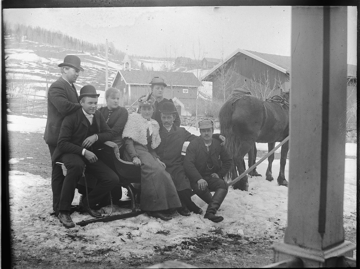 Ole Hansen Løken, LØKEN ØSTRE på Rudshøgda i Ringsaker, GRUPPE 7 UKJENTE SITTER PÅ SLEDE ved nord-verandaen på hovedhuset, NR. 3 F. V. MIMMI LØKEN.