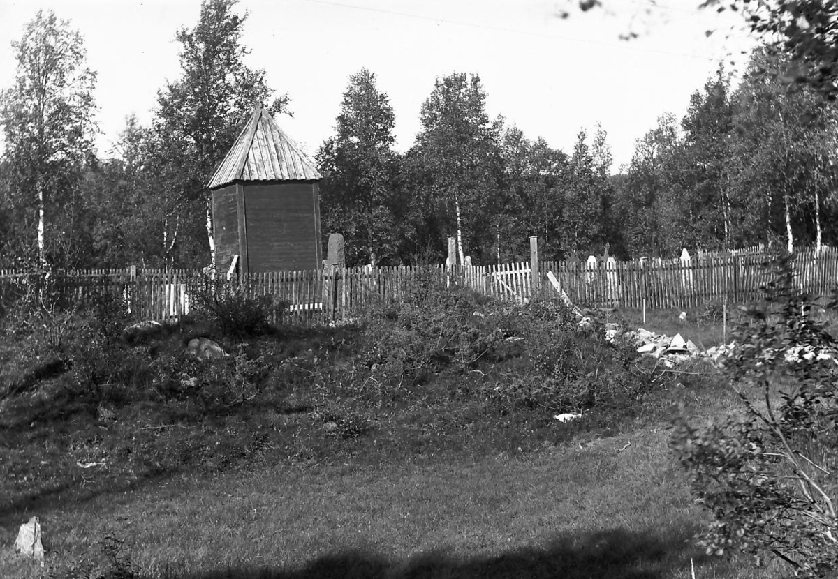 Per K. Lien, Lite firkantet hus med bratt tak på kirkegården.