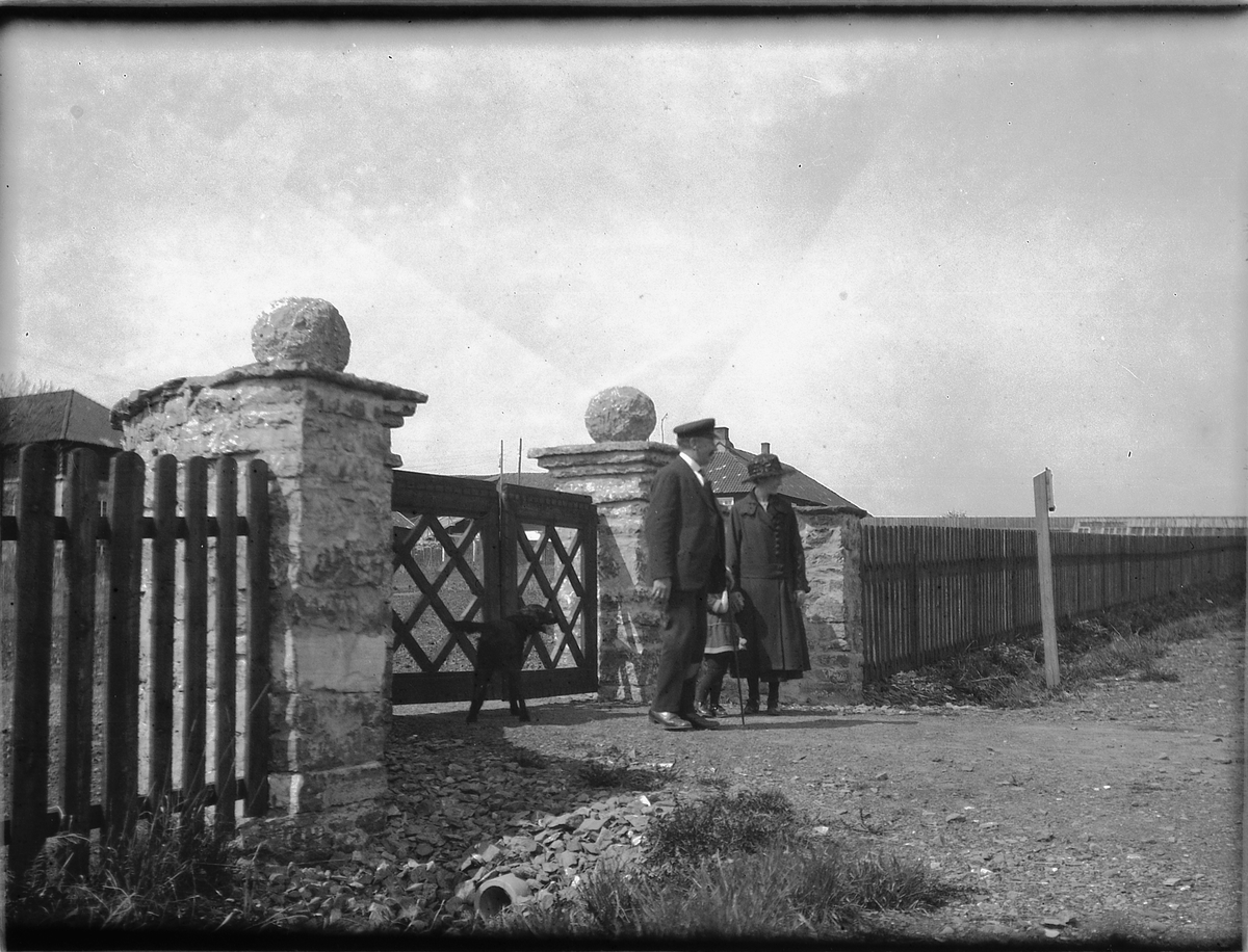 Ragnvald Andersen, STORHAMAR GARD. TRE UKJENTE PERSONER. PORT, PORTSTOLPER, GJERDE. DOMKIRKEODDEN.