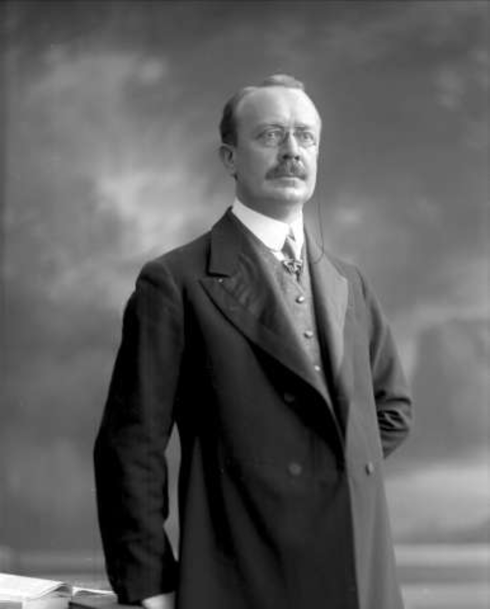 Gustav Borgen, Portrett, mann med dress og briller. Overrettsakfører Leth.