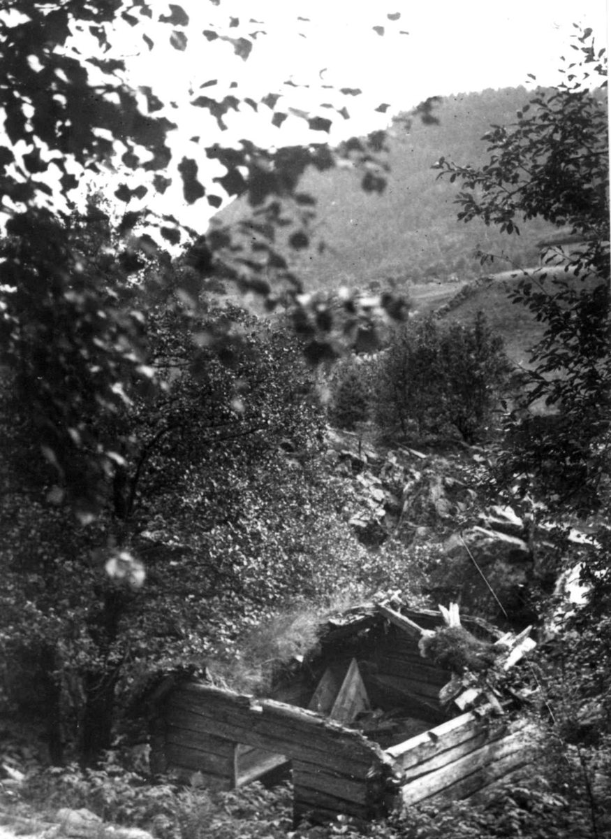 Anna Grostøl, Landskap med forfallent tømmerhus i forgrunnen. Kvås i Lyngdal 1937.