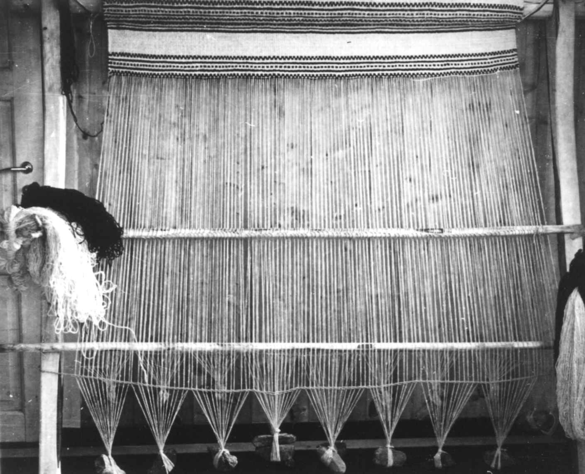 Anna Grostøl, Greneveving. Renningen med steinlodd og påbegynt teppe. Lyngen, Troms 1947.
