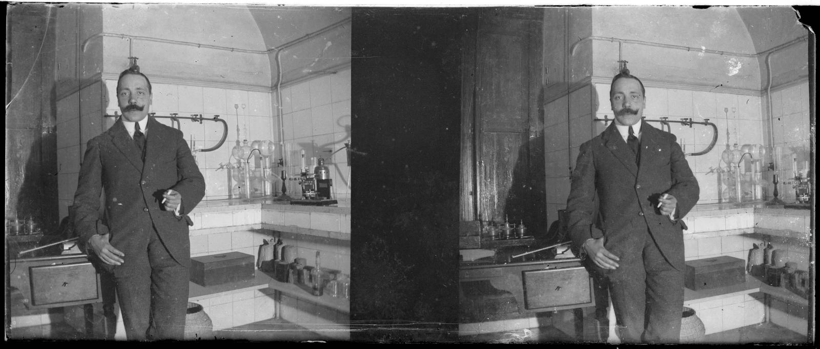 Desconegut, [Portrait in a laboratory]
