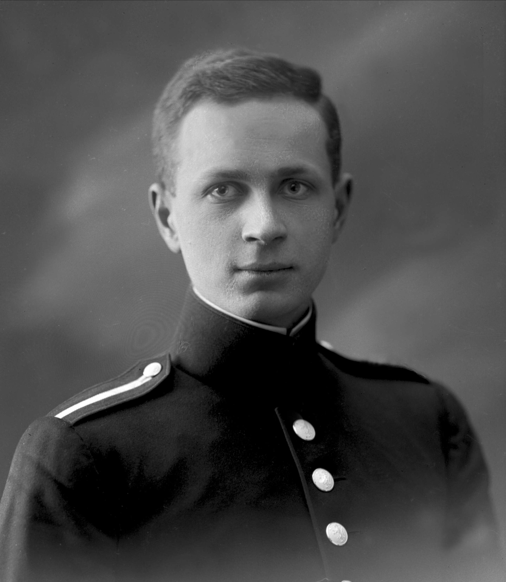 Gustav Borgen, Portrett, mann i kadettuniform.