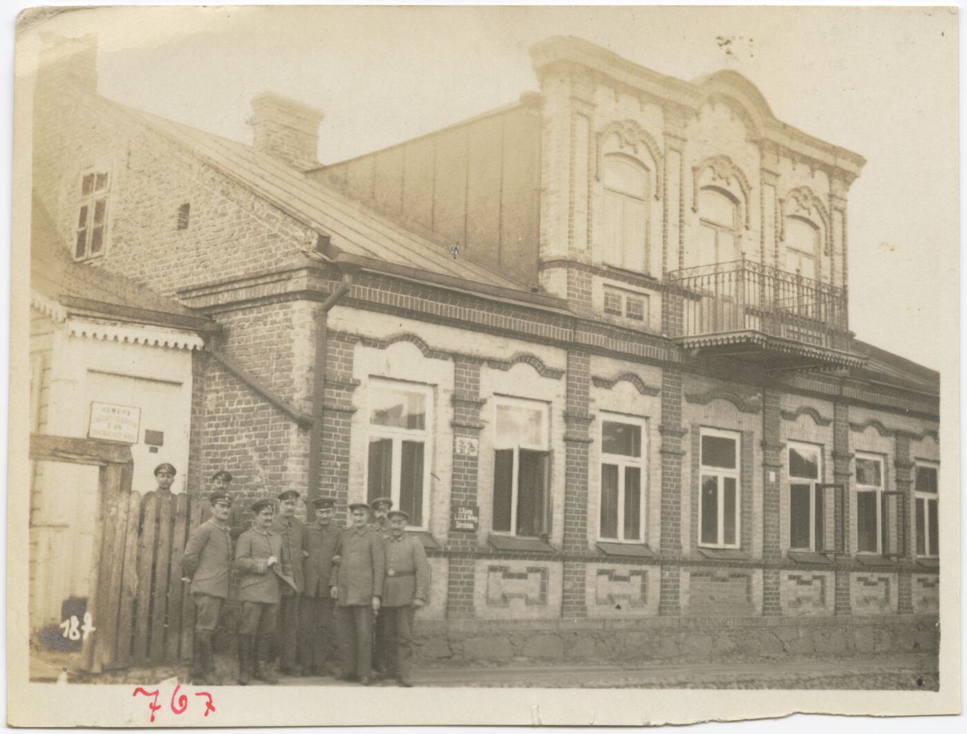 Nežinomas autorius, Karininkai šalia pastato