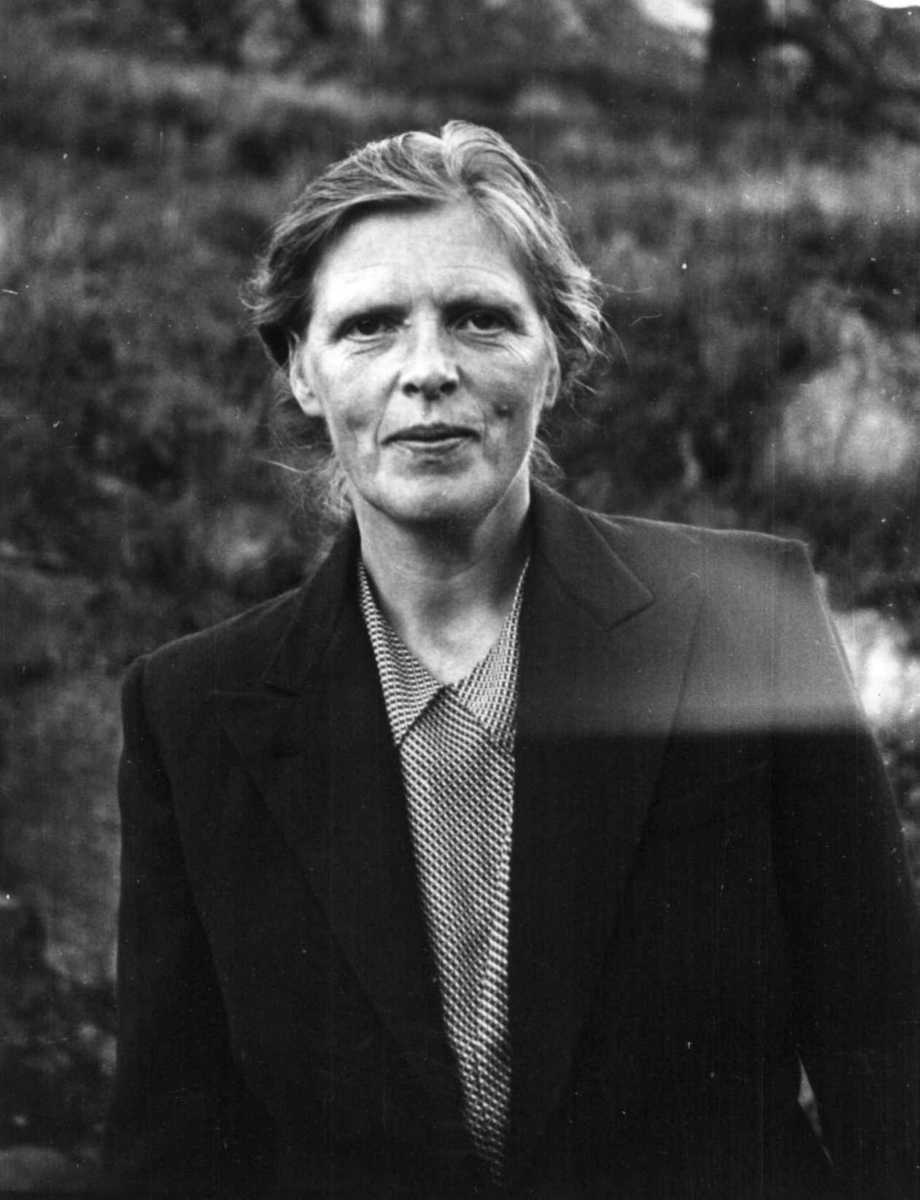 Anna Grostøl, Iveland, Vest-Agder 1941. Portrett av Torborg Fjermedal.