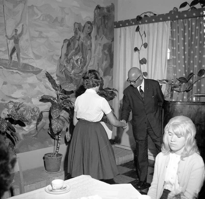 Arne Andersson, Direktör Robert Schwartzman på Tiger överlämnar elevbrev 15 september 1960