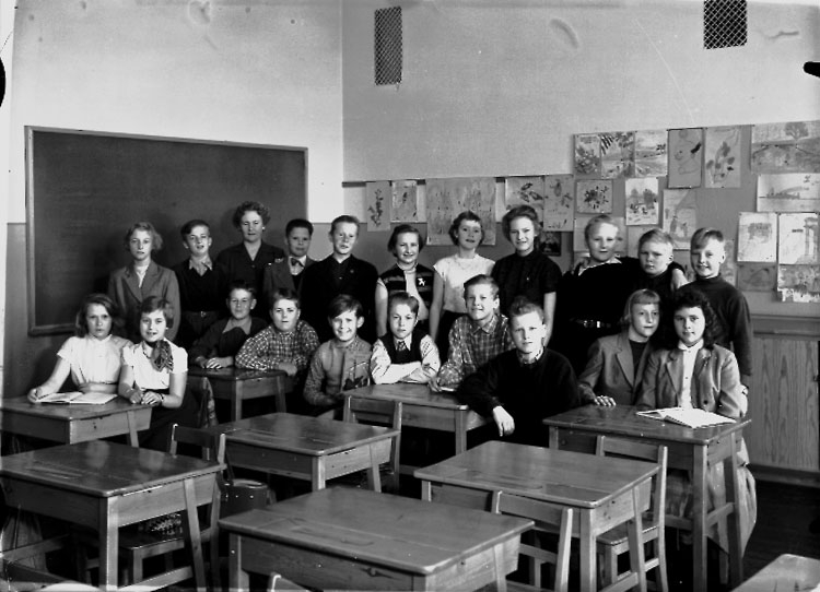 Sven Lindskog, Olaus Petriskolan, klassrumsinteriör, 20 skolbarn med lärarinna fru Gudrun Lundin. Klass 6Bb, sal 24.