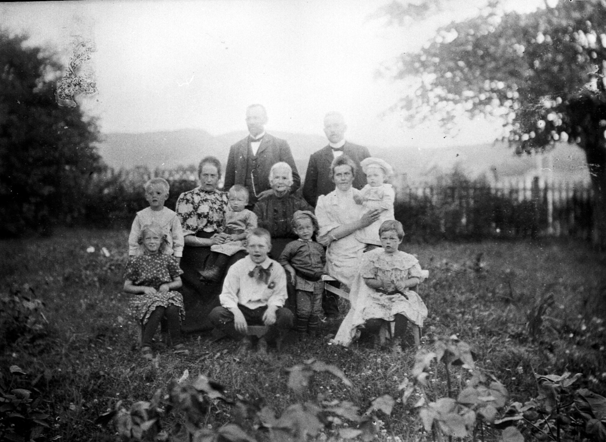 Anno Domkirkeodden, Gruppe 5 voksne, 7 barn, bestemor Røhne, familien Glestad, familien Raknerud med barn, Anne Røhne, Mo gård, Moelv.