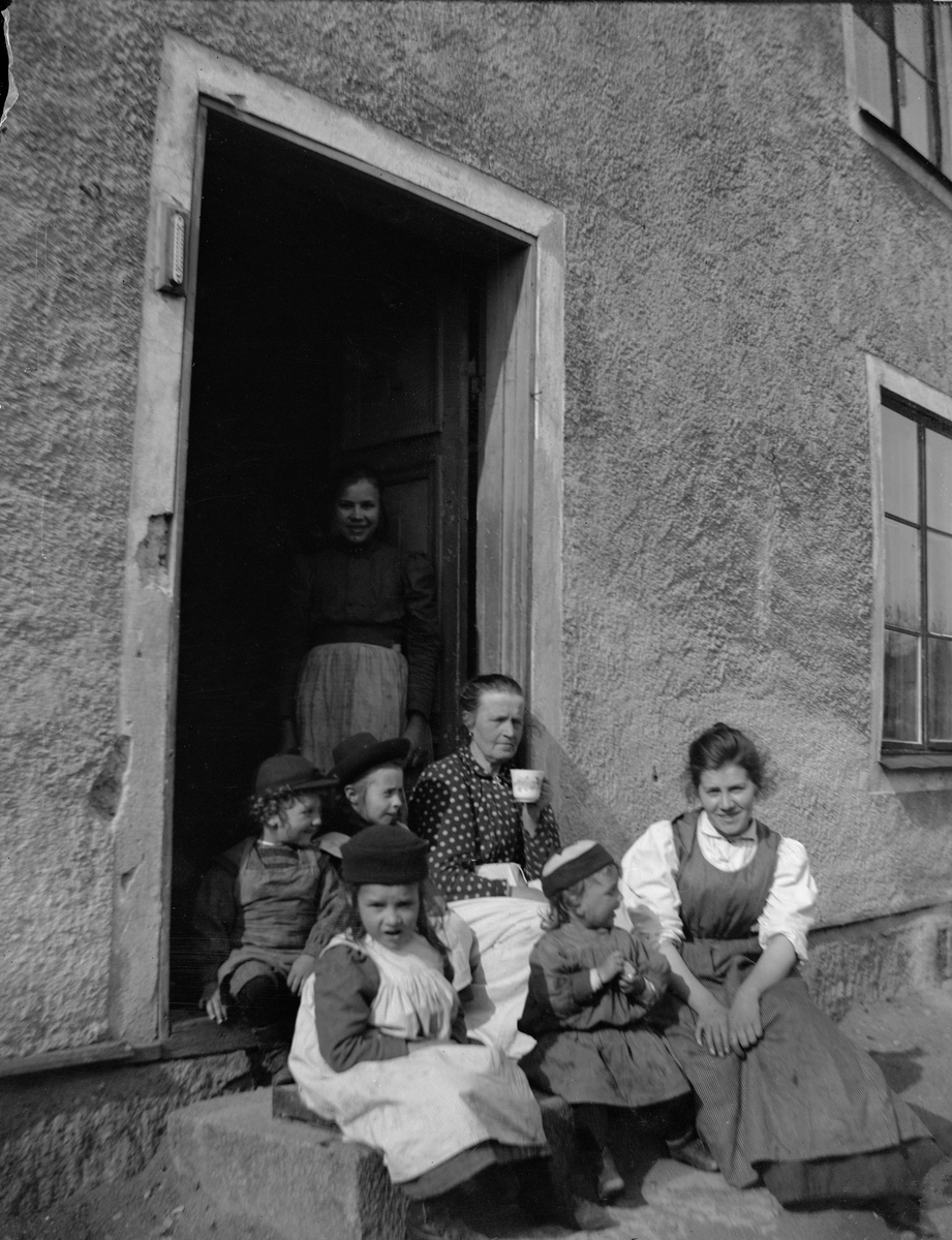 Carl Liljefors, Carin, Ivar, Anna, Olle, Signe and Ida, Edda Quarter, Svartbäck Street 37, Uppsala 1900 - 1901