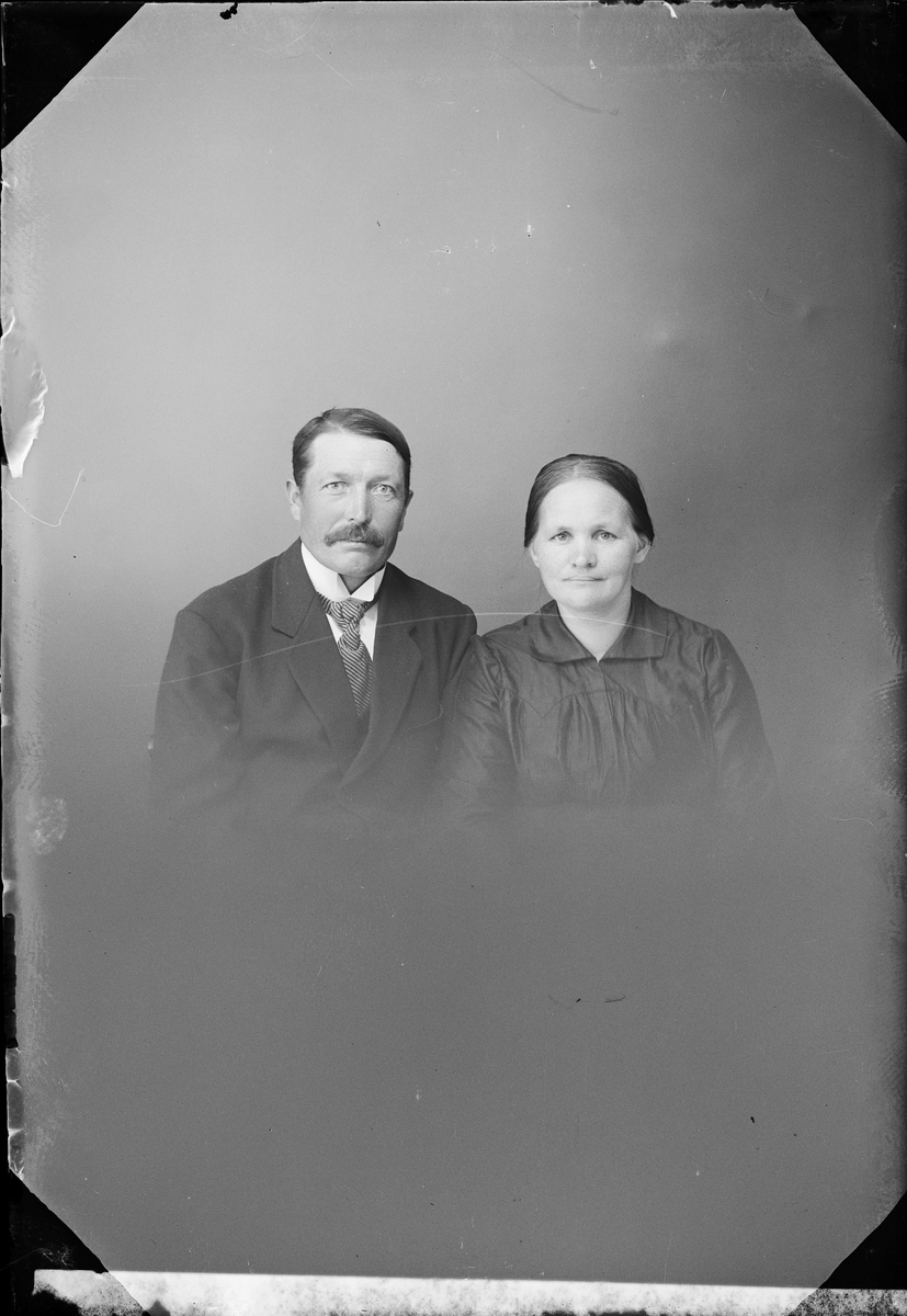 Skötsner-Edhlund, Ateljéporträtt - makarna Eriksson från Lysta, Hökhuvud socken, Uppland 1922