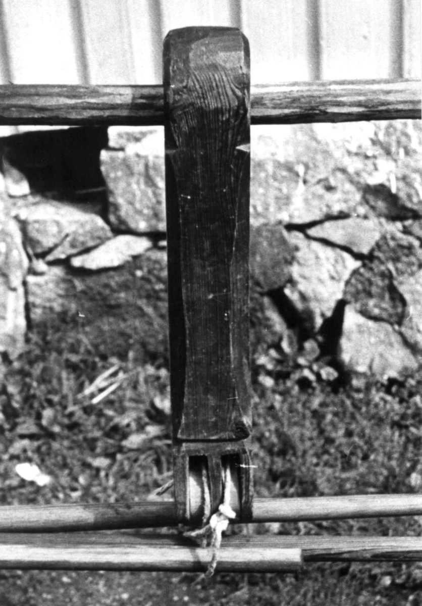 Anna Grostøl, Trise for skaft på vevstol. Eiken, Hægebostad, Vest-Agder 1941.