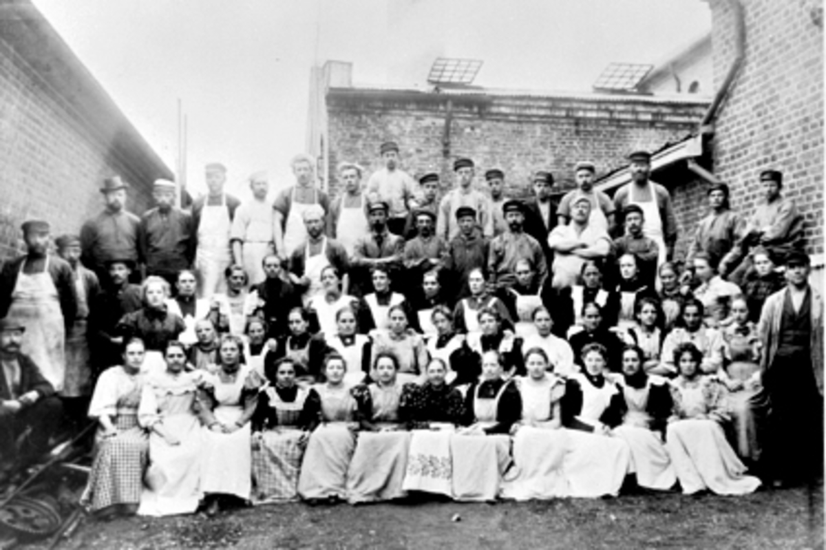 Anno Domkirkeodden, Gruppe, arbeidsstokken samlet, A/S De Norske Melkefabrikker. Se også Hamarboka fra 1982 bilde nr. 23. I 1. rekke fv: Syver Kristiansen, nr. 8 er Betsy Mathisen, så følger Julie Hansen. 2. rekke fv: Johan Olsen? 3. rekke fv: Harald Kristiansen, Olaf Kvarnstrøm, og fru Bernt Andersen som nr. 7. 4. re…