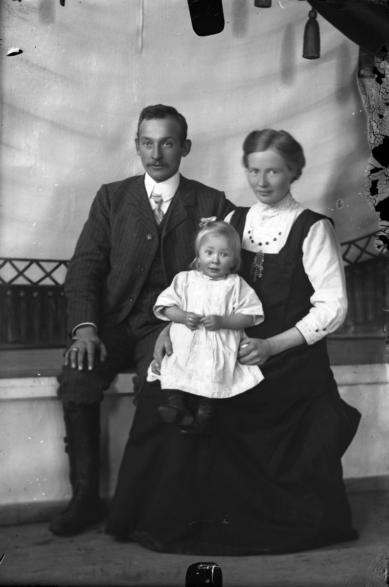 Oscar Holte, Portrett av liten familie