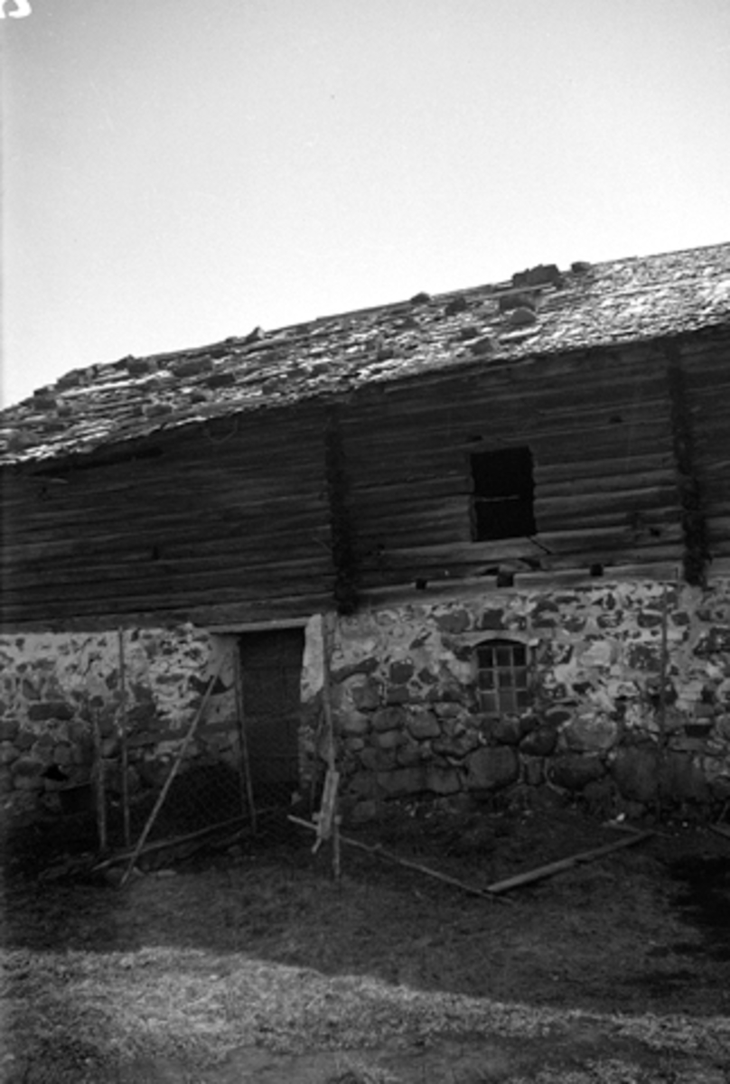 Toralv Bleken-Nilssen, LANGTBORT. FURNES i Ringsaker. FJØS, låve med spontak, UTHUS. DETALJ. FB. 2. 451 717-1.