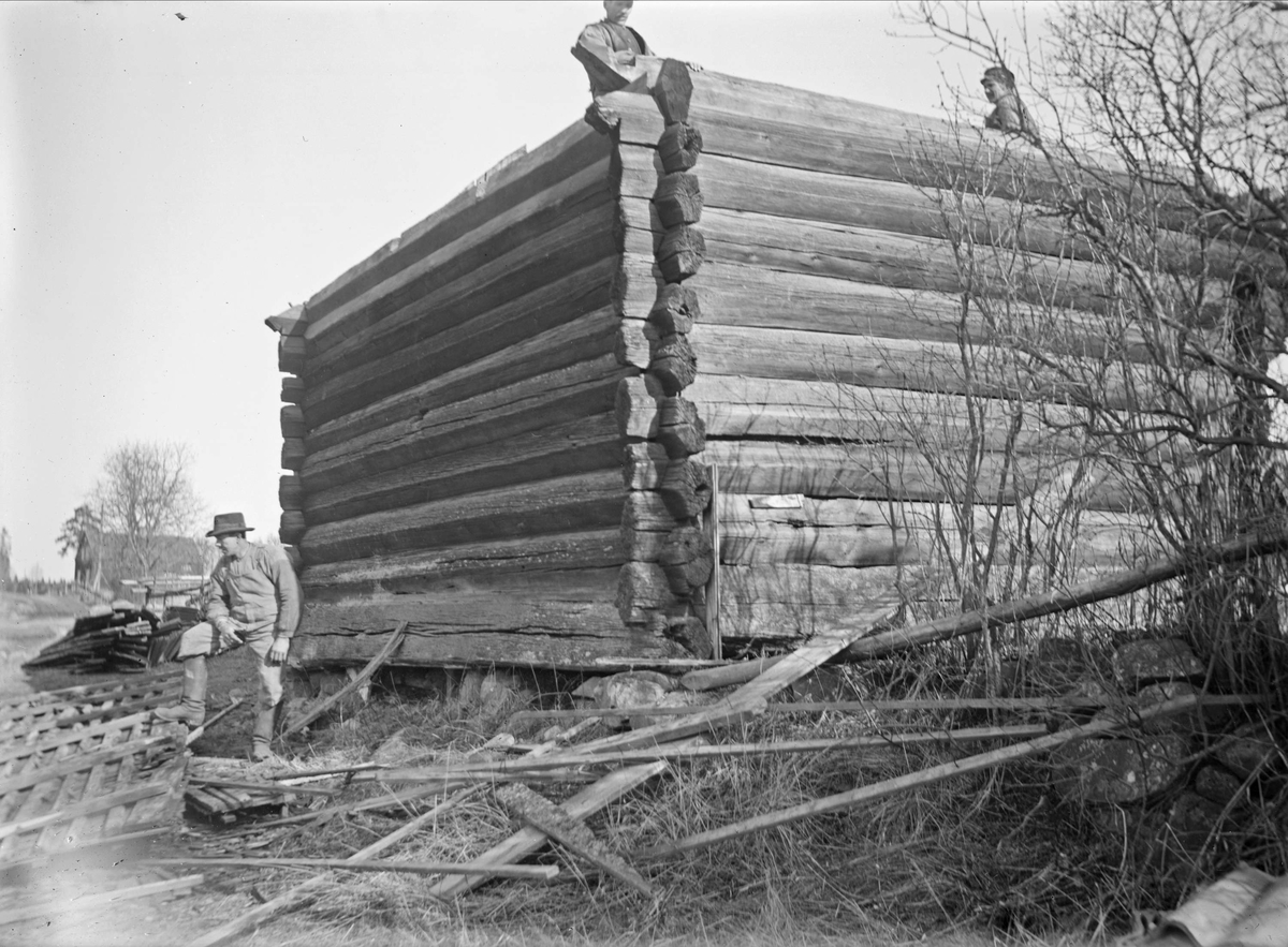 Paul Sandberg, Hökhuvudboden under nedmontering, Borggårde, Hökhuvuds socken, Uppland sent 1920-tal