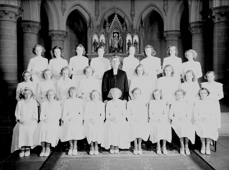 Samuel Lindskog, 25 Confirmers, 25 girls and pastor Inge Lagerstedt. The Girls of the Folk School. Interior of Olaus Petrikyrkan.