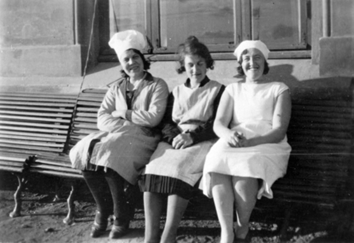 Anno Domkirkeodden, Jernbanerestauranten, Hamar. Gruppe 3, betjening. F.v. ukjent, Ingrid Andersen, ukjent. Benker.