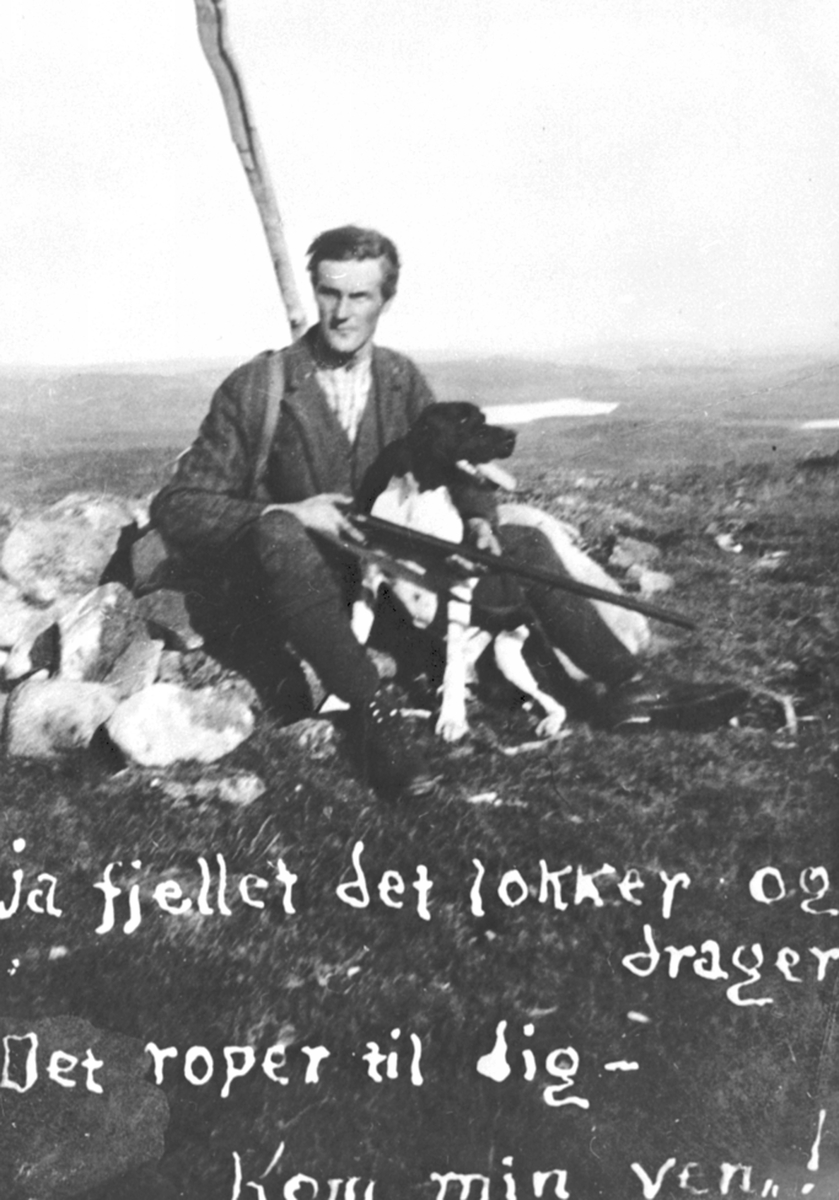 Anno Domkirkeodden, Thor Solbakken på fuglejakt i Ringsakerfjellet med gevær og hund.