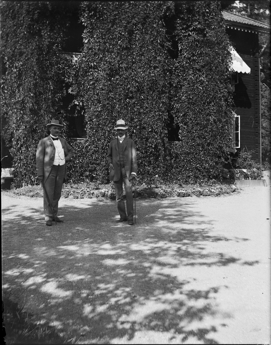 Okänd,, Two men on the gravel at building, Sätra brunn, Sala