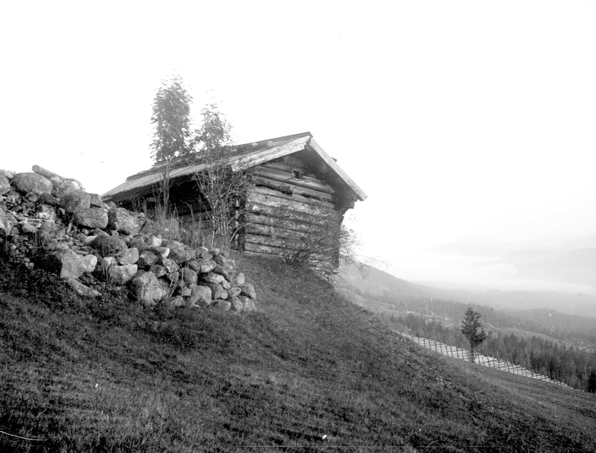Juliane Fredrikke Langberg, Fra Eggedal, Sigdal, på besøk hos Th. Kittelsen. Et uthus i dalside med skigard i bakgrunnen. Fra malerinne Juliane Fredrikke Langbergs samling, tatt 1895-1910 med motivkrets slekt og venner samt steder tilknyttet samvær med disse.