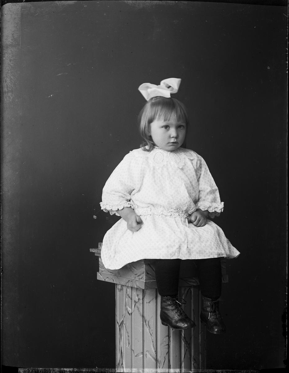 Skötsner-Edhlund, Ateljéporträtt - Edvin Janssons flicka, Uppland 1923