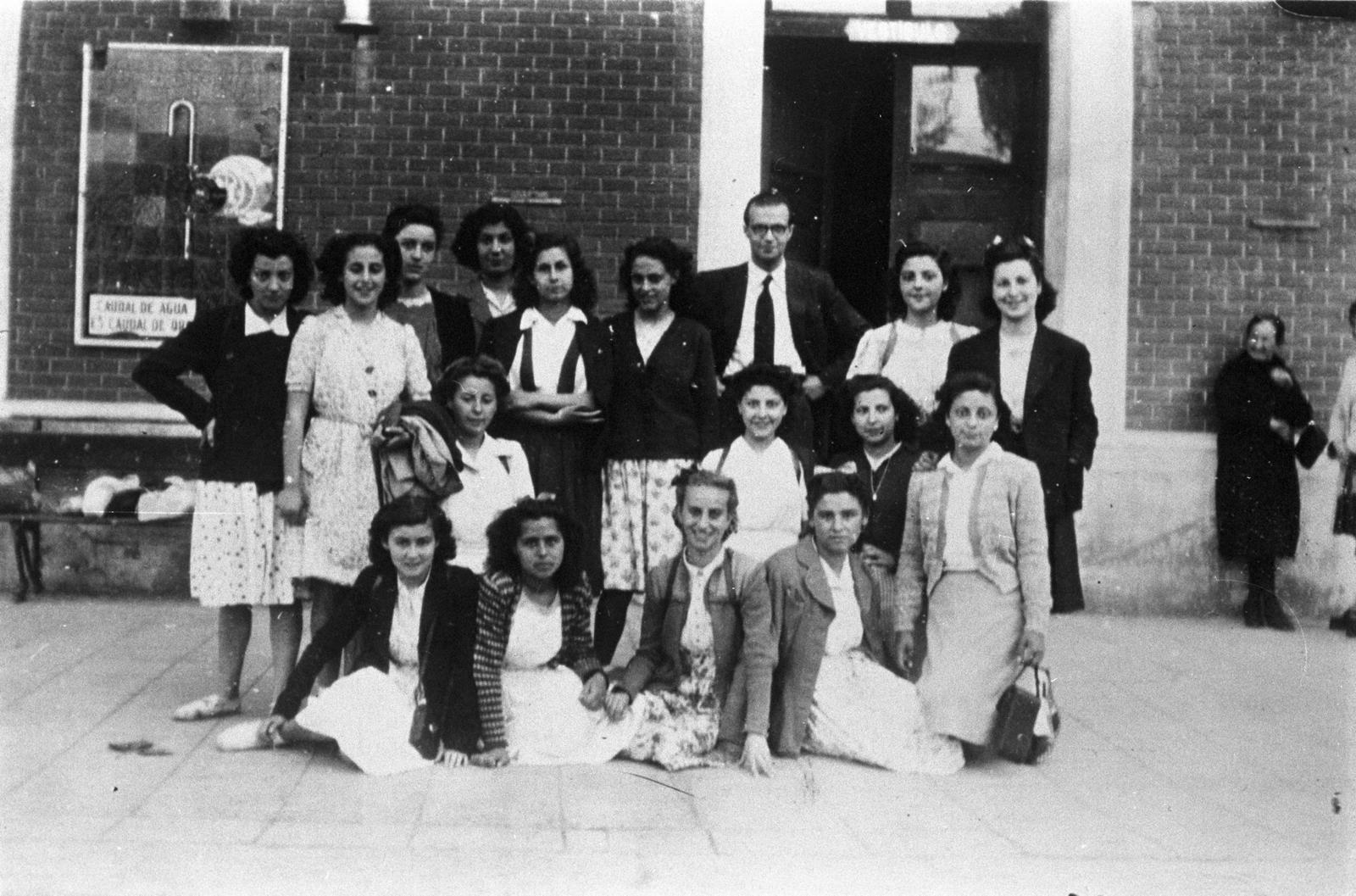 Desconegut, [Retrat d'un grup de noies en una estació de tren]