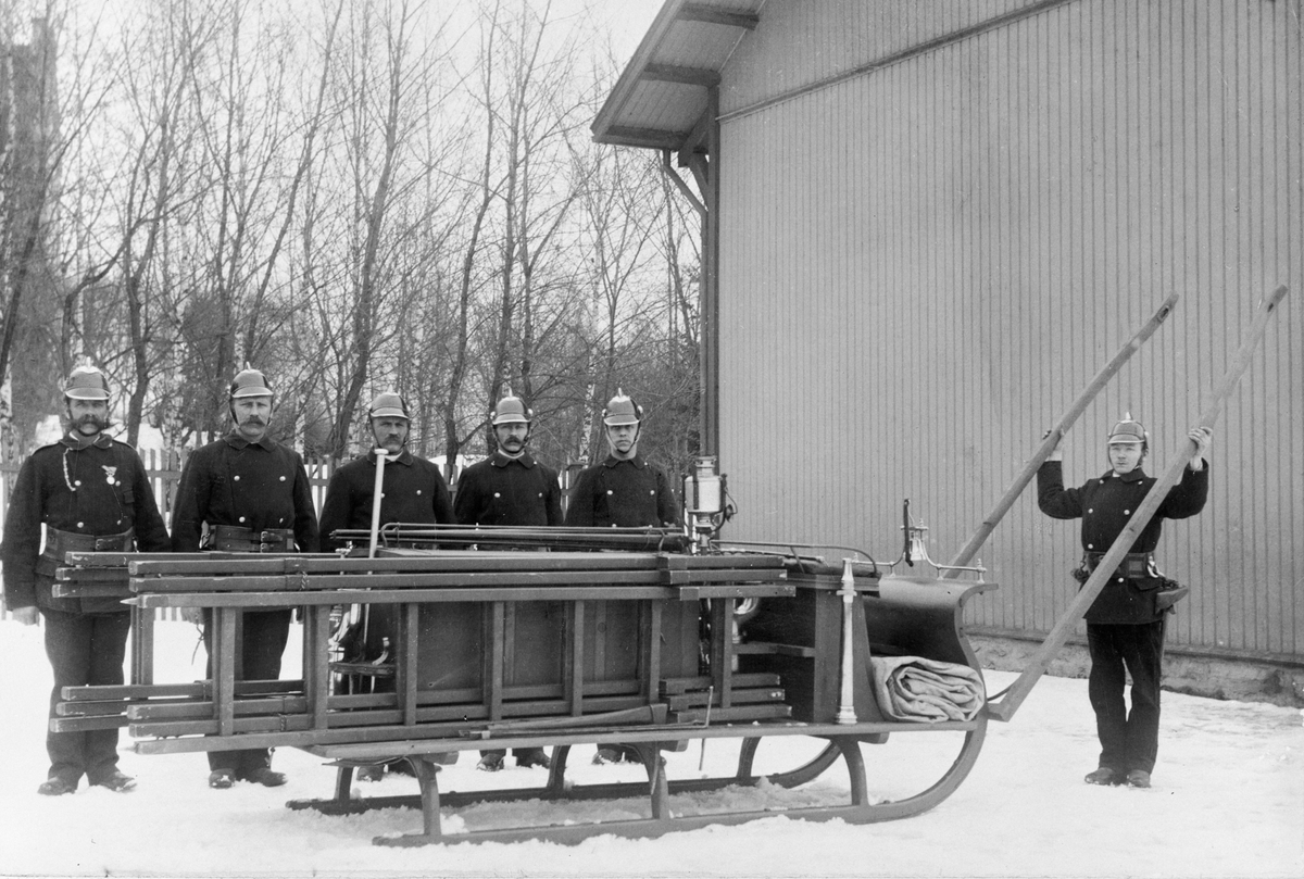 Anno Domkirkeodden, Gruppe 6 menn, Hamar Brannkorps med utrykningsslede, mannskapsslede. Fra venstre brannmester Norli, J. Kjonerud, M. Johnsen, G. Hagen, F. Løberg, M. Evensen.