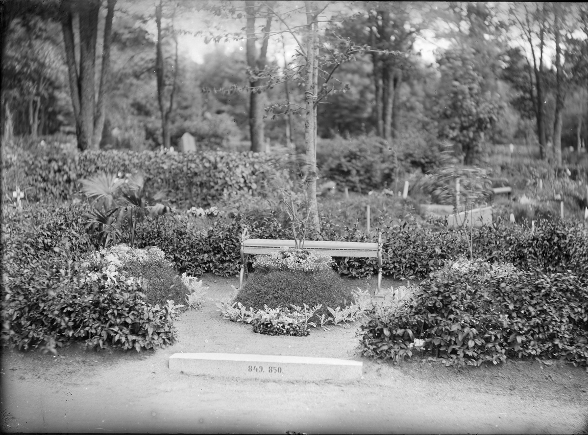 Henri Osti's Fotografiateliér, The tomb of Thunman at Uppsala Old Cemetery, Uppsala 1890