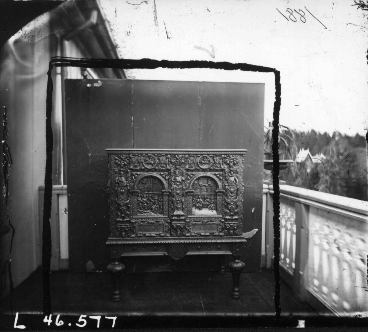 Fredrik Emil Faye, Skap(?), Dal gård, Ullensaker. Skap plassert på veranda for fotografering, ant. 1881. Fra serie fotografert av kammerherre Fredrik Emil Faye (1844-1903), gårdens eier.