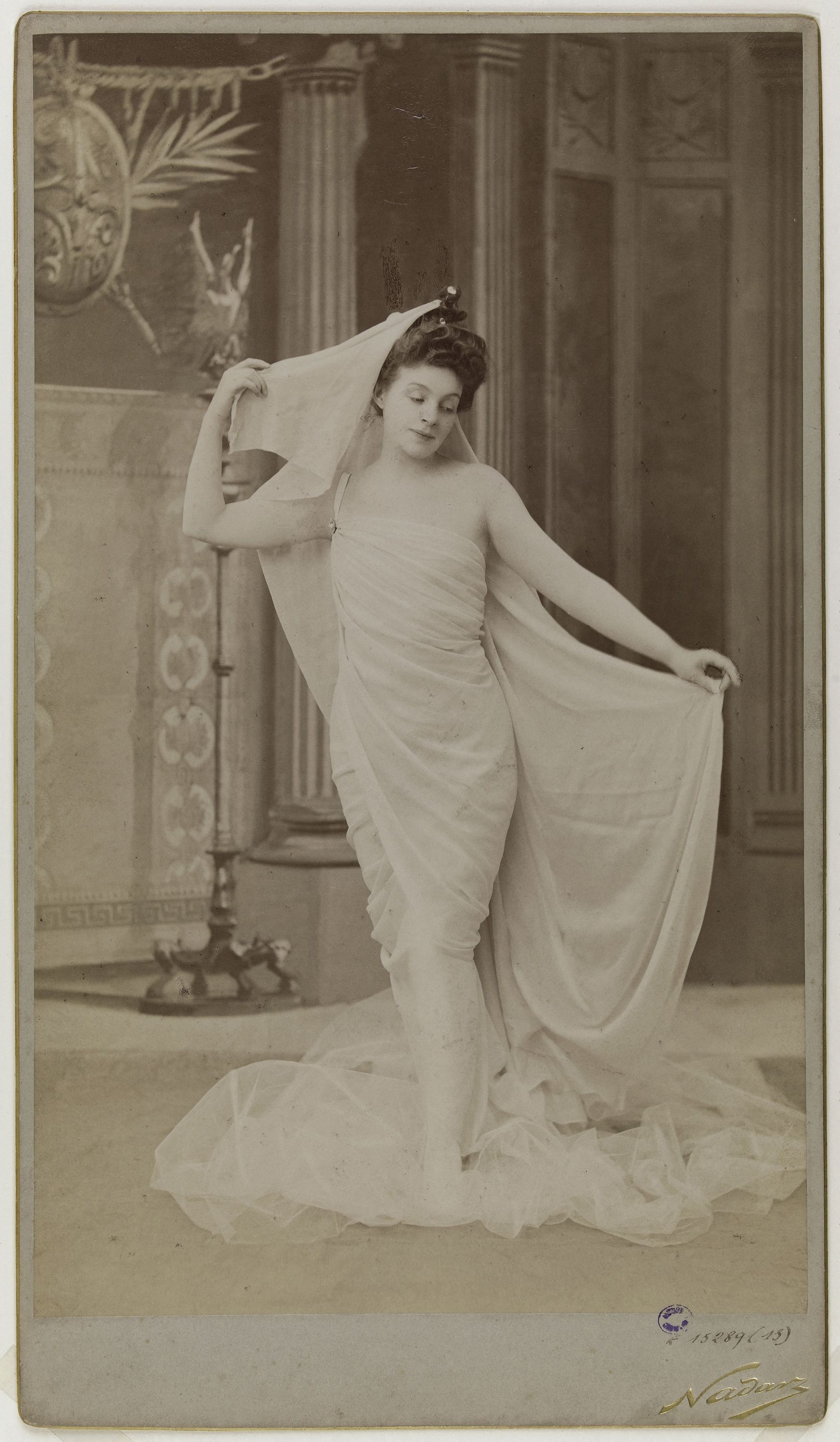 Atelier Nadar, Portrait de Réjane tenant son voile, (1856-1920), (actrice)