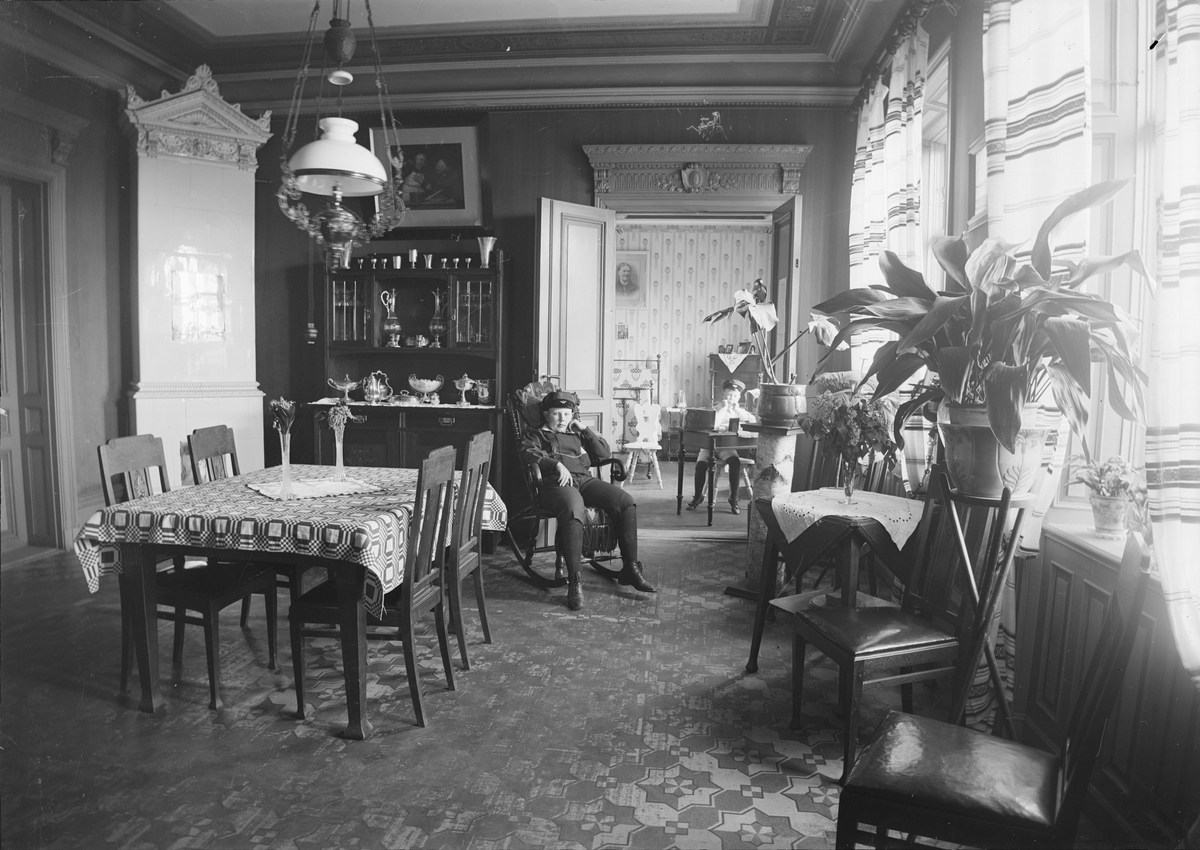 Henri Osti's Fotografiateliér, Two Boys in Artur Vestberg’s Home, Kungsgatan 69, Uppsala 1913