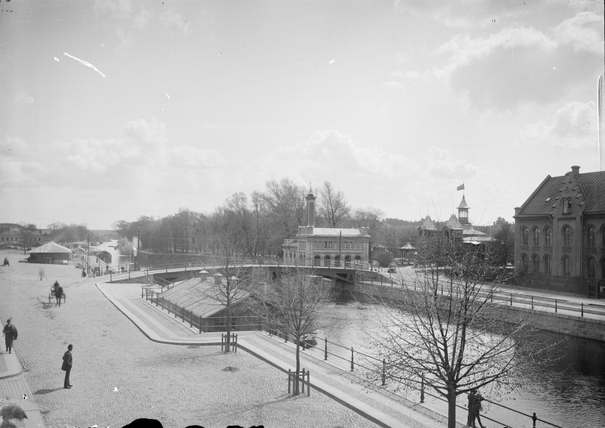 Henri Osti's Fotografiateliér, Östra Ågatan och Islandsbron över Fyrisån, Uppsala före 1914