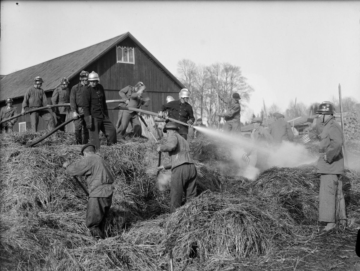 Paul Sandberg, Brandsläckning, sannolikt vid Bälinge kyrka, Uppland 1941
