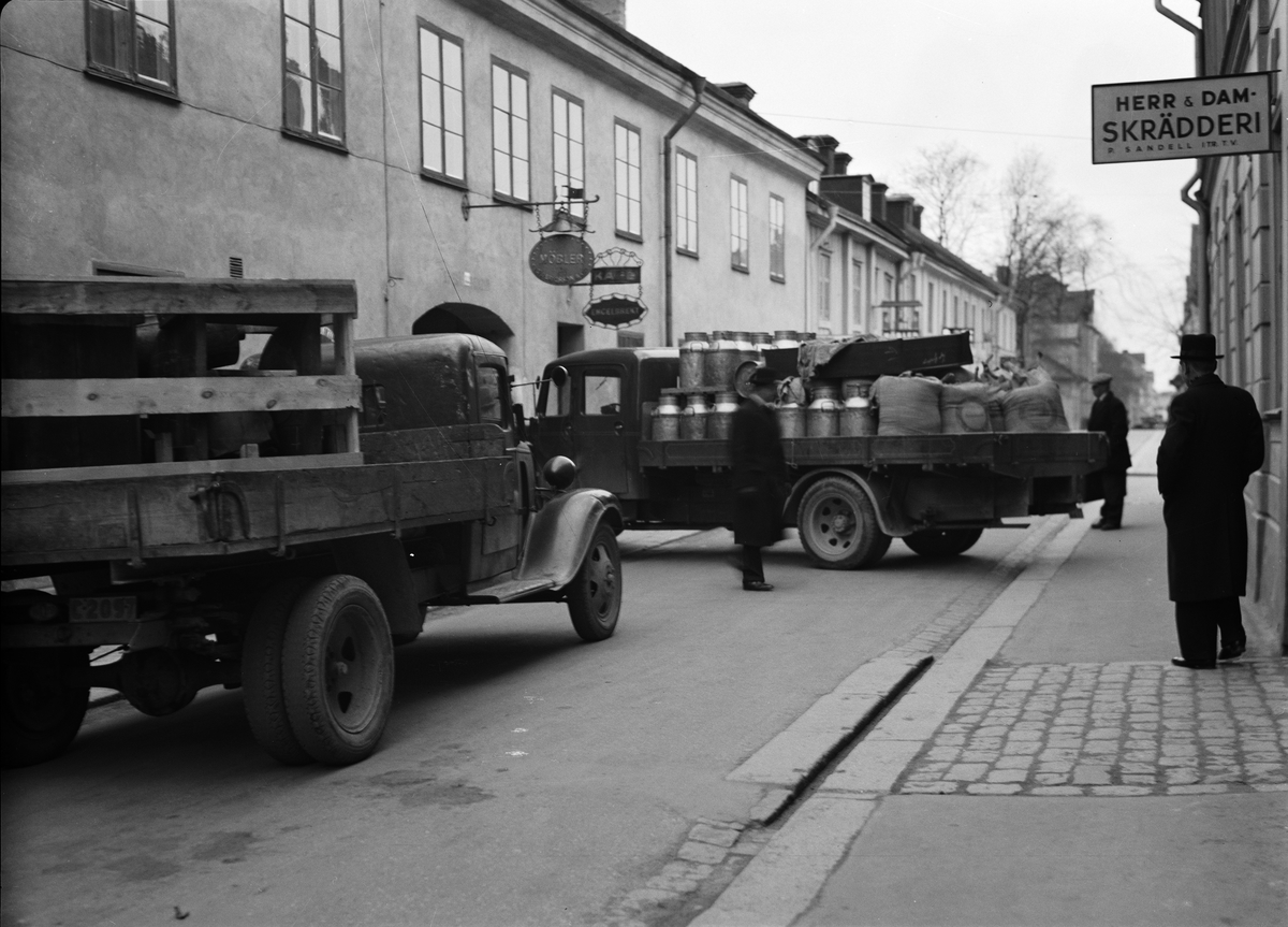 Paul Sandberg, Lastbilar på Järnbrogatan, nuvarande S:t Olofsgatan, Uppsala