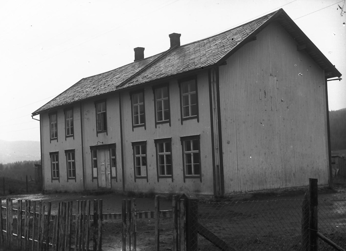 Per K. Lien, Skolebygning. (se 314 og 365)